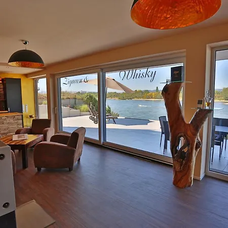 Apartment Exklusives Rhein-Lounge Apartment Mit Direktem Rheinblick, Sauna, 2 Schlafzimmern, Parkplatz Fuer Bis Zu 5 Gaeste Urmitz