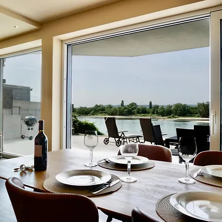 Exklusives Rhein-lounge Mit Direktem Rheinblick, Sauna, 2 Schlafzimmern, Parkplatz Fuer Bis Zu 5 Gaeste Urmitz