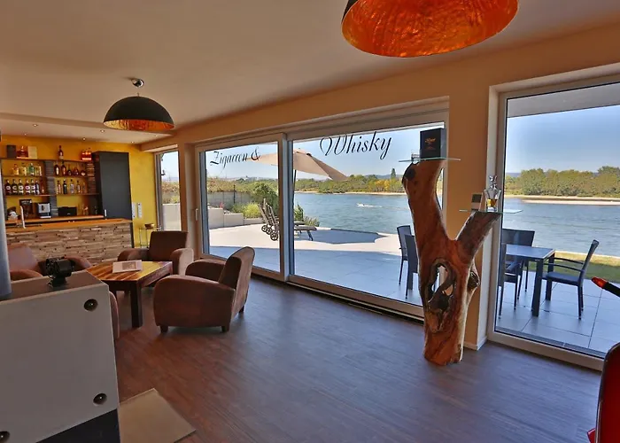 דירה Exklusives Rhein-lounge Mit Direktem Rheinblick, Sauna, 2 Schlafzimmern, Parkplatz Fuer Bis Zu 5 Gaeste Urmitz